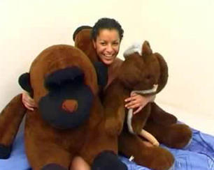 Il faut �tre compl�tement cingl�e pour baiser ses peluches !!!
